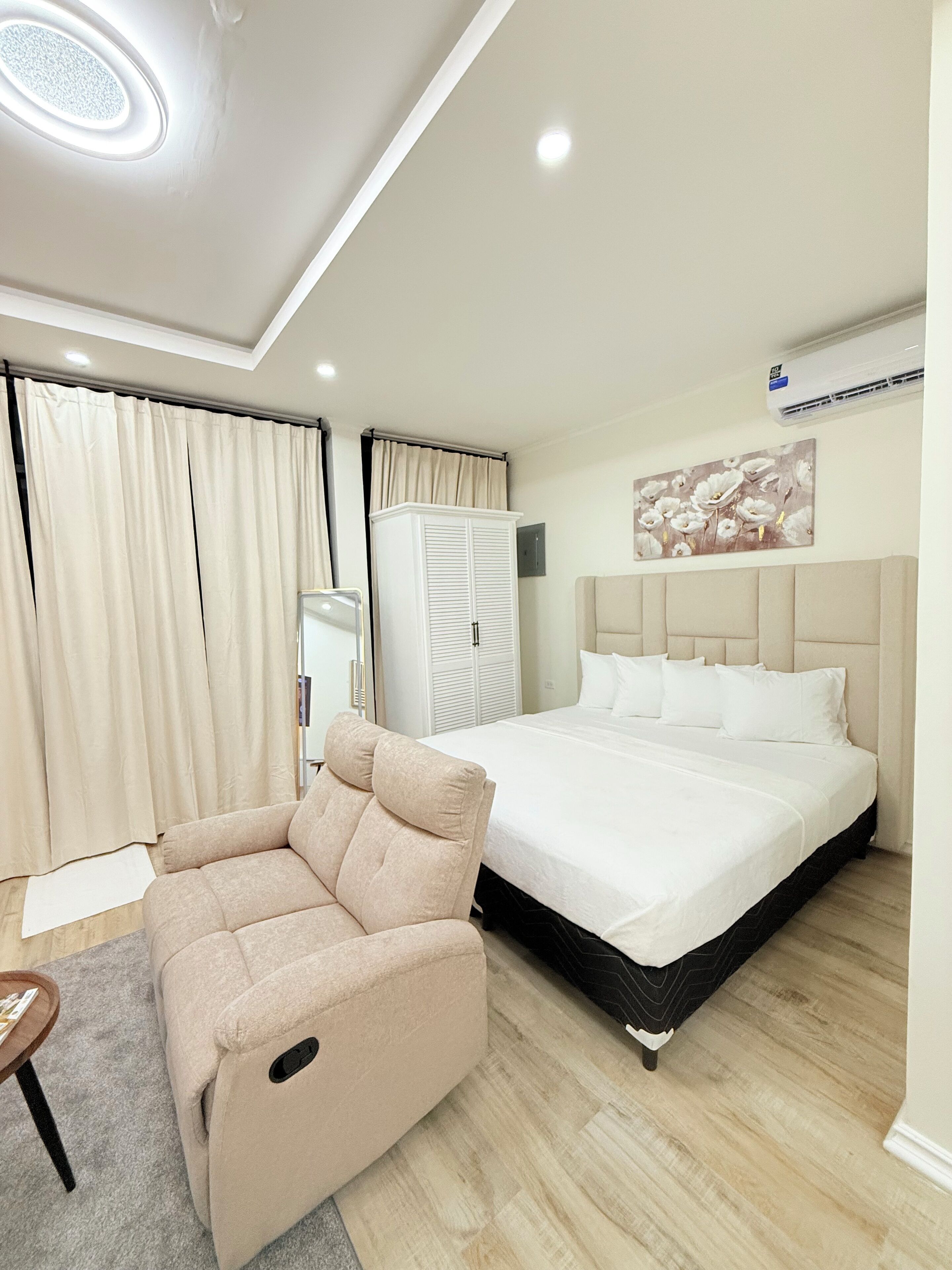 ห้องลักซ์ชัวรี่สวีท, วิวสระว่ายน้ำ