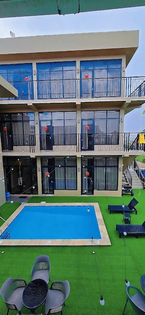 Una piscina al aire libre