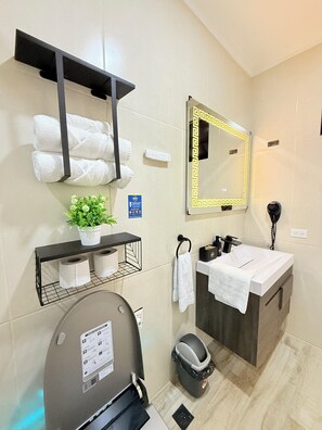 Luxury Suite, Pool View | Bilik Mandi | Pancuran mandi, pengering rambut, tuala disediakan, sabun 