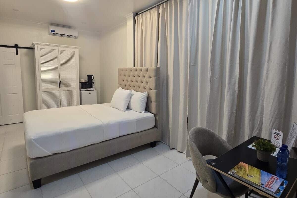 Deluxe eenpersoonskamer, balkon, uitzicht op zwembad