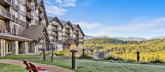 Riverfront Suncadia Studio with Stunning Views and Lodge Pool Hot Tub Access