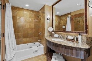 Een douche, een haardroger, handdoeken, zeep