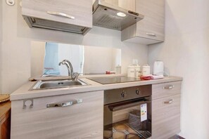 Habitación doble, balcón, vistas al jardín | Cocina privada