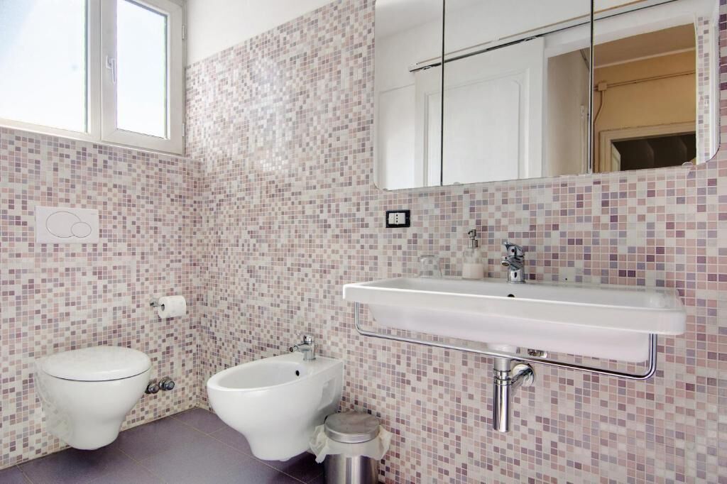 Ein Badezimmer mit Toilette, Bidet und Waschbecken.