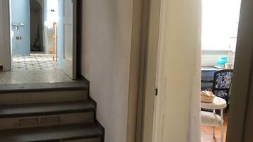 Una escalera que lleva a un cuarto con vista a un balcón.
