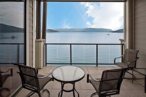 Terrace/patio - Charming Lakefront Escape with Pool & Hot Tub (Sandpoint)