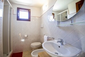 Shower, hair dryer, bidet, towels - Appartamento Limone (Cala Gonone)