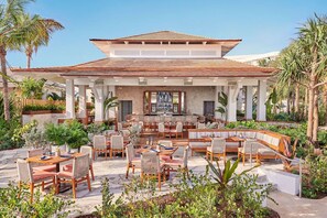 Outdoor dining - Stunning Pet Friendly 3BR Unit | Near Goodman’s Bay Park with Pool (Nassau)