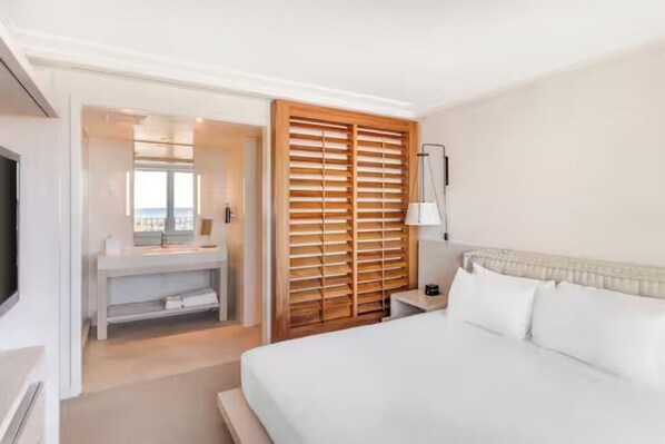 Unclassified image, 1 of 40, button