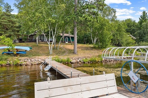 Cozy Rice Lake Cabin w Balcony, Grill & Views