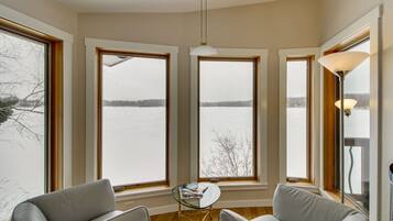 Télévision, livres, chaîne hi-fi