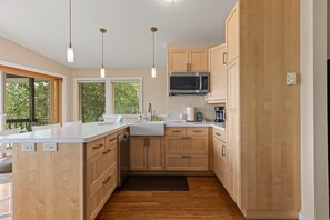 Coffee/tea maker, fridge, microwave, oven