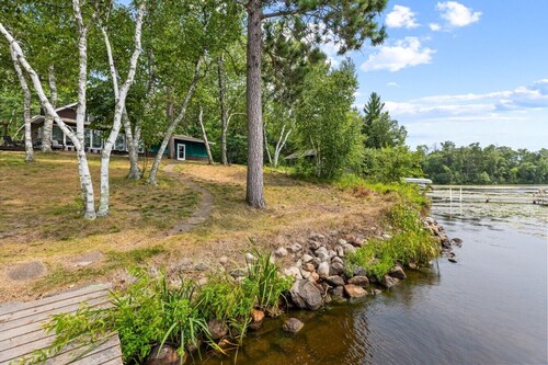 Cozy Rice Lake Cabin w Balcony, Grill & Views