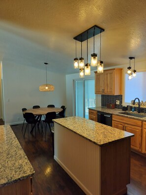 Private kitchen - Pinewood Place . Hot tub . King Bed . Sleeps 9 (Bend)