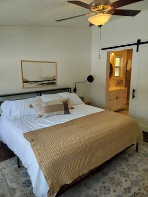 4 habitaciones, tabla de planchar con plancha, wifi y ropa de cama 