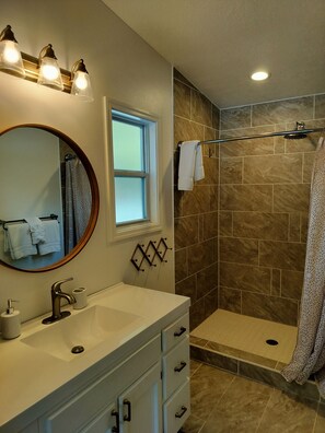 Shower, hair dryer, towels, soap - Pinewood Place . Hot tub . King Bed . Sleeps 9 (Bend)