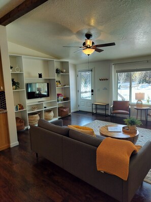 Living area - Pinewood Place . Hot tub . King Bed . Sleeps 9 (Bend)