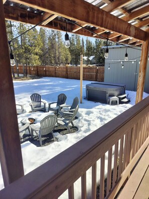 Outdoor spa tub - Pinewood Place . Hot tub . King Bed . Sleeps 9 (Bend)