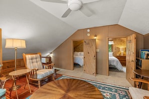 4 bedrooms, desk, WiFi, bed sheets