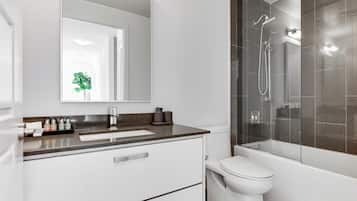 Kondominium Keluarga, patio | Kamar mandi | Kombinasi shower/bathtub