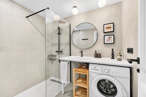 Shower, hair dryer, towels, shampoo - Paraiso Sea Breeze Suite (Adeje)