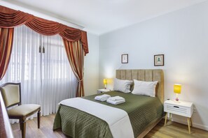 5 bedrooms, iron/ironing board, WiFi, bed sheets - Holiday Home 'Vivenda Taborda' with Sea View, Private Pool and Wi-Fi (Carreço)