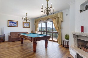 TV, fireplace, DVD player, ping pong - Holiday Home 'Vivenda Taborda' with Sea View, Private Pool and Wi-Fi (Carreço)