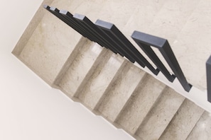 Un dettaglio di una superficie strutturata con una serie di linee parallele.