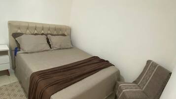 Tabla de planchar con plancha, wifi y ropa de cama