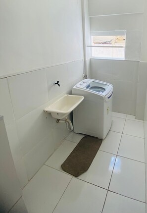 タオル、トイレットペーパー