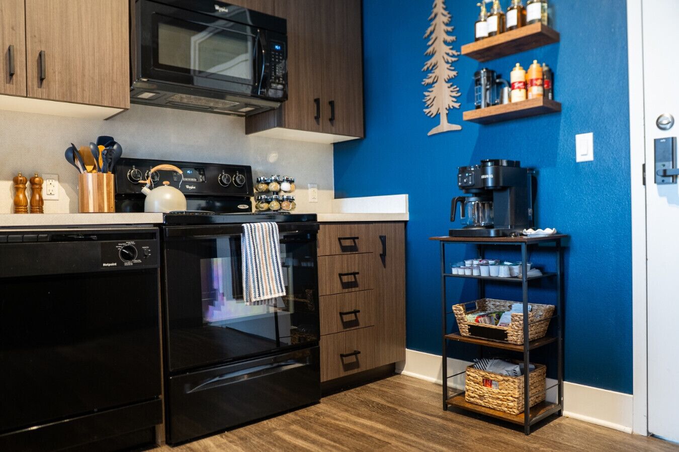 冷蔵庫、電子レンジ、オーブン、コンロ