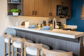 ثلاجة، ميكروويف، فرن، موقد طهي مسطح