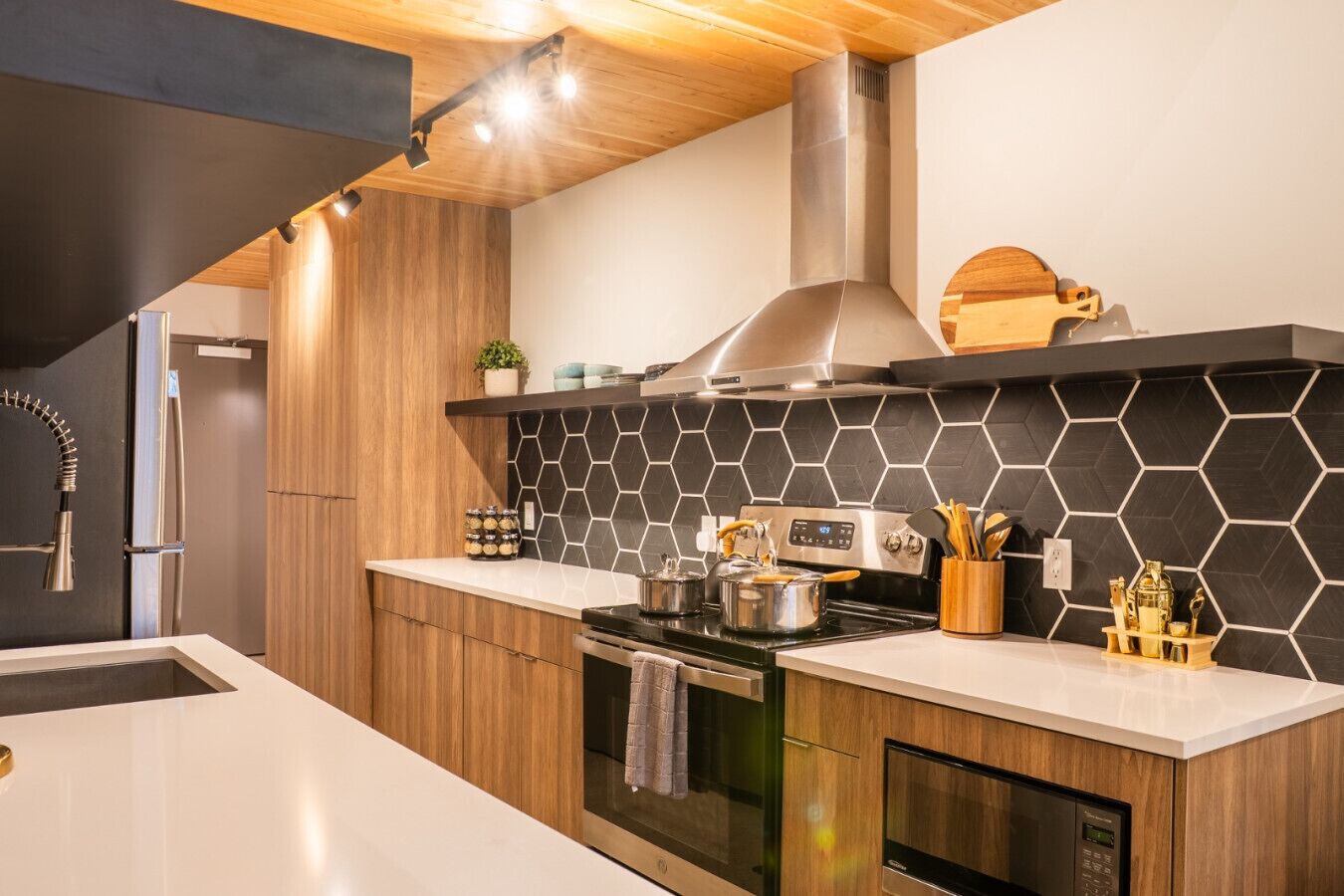 Refrigerador, microondas, horno y parrilla de estufa 