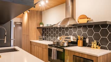 Refrigerador, microondas, horno y parrilla de estufa