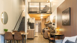 Un interior moderno con comedor, cocina y sala de estar.