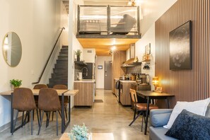 Un interior moderno con comedor, cocina y sala de estar.