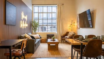 Televisión y chimenea