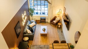 Una sala de estar moderna con un sofá, una mesa de centro y una chimenea.