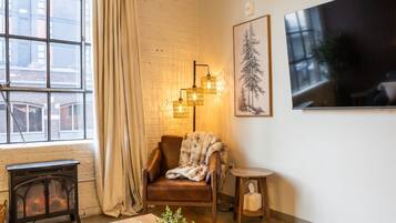 Televisión y chimenea