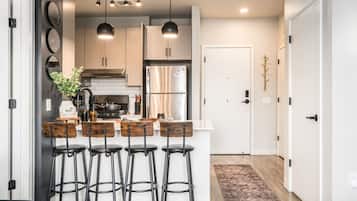 Geladeira, micro-ondas, fogão, cooktop