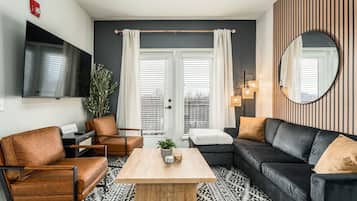 TV, mesa de pingue-pongue