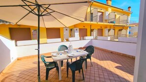 Outdoor dining - Blue Bilo with terrace facing the sea and beach (Marcelli)