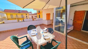 Outdoor dining - Blue Bilo with terrace facing the sea and beach (Marcelli)