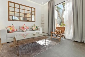 Deluxe Double Room, Balcony, Courtyard View | Living area