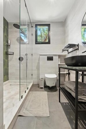 Deluxe tweepersoonskamer, balkon, uitzicht op binnenplaats | Badkamer