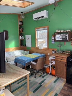 Interior - Cabin in Catskill (Greenville)