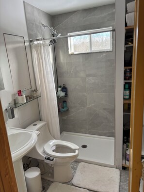 Sèche-cheveux, serviettes fournies, savon, shampoing