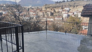 Ein Balkon mit Blick auf eine Stadt und Berge.