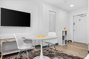 Dining - Cozy Studios off Sunset Drive in South Miami (South Miami)