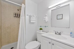 Shower, hair dryer, towels, soap - Cozy Studios off Sunset Drive in South Miami (South Miami)